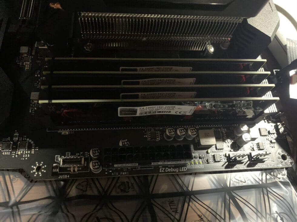 新マザボにメモリを差し込み